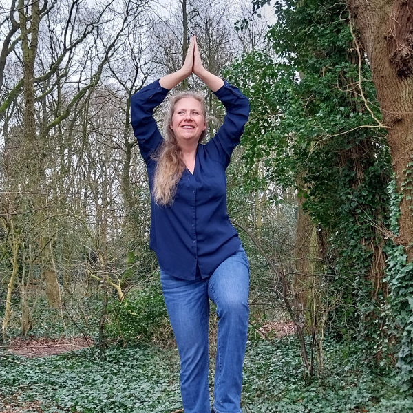Pauline de Vries in het bos in yoga houding