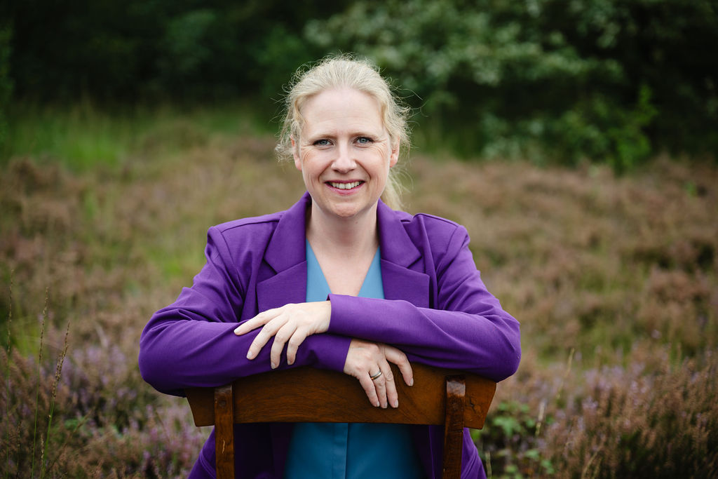 Pauline de Vries, pedagoog en coach voor moeders, helpt moeders om ontspannen op te voeden.